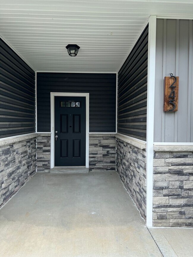 Foto del edificio - Spacious 4 Bedroom Home in Sango