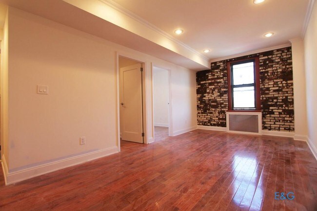 Building Photo - 295 Maple St
