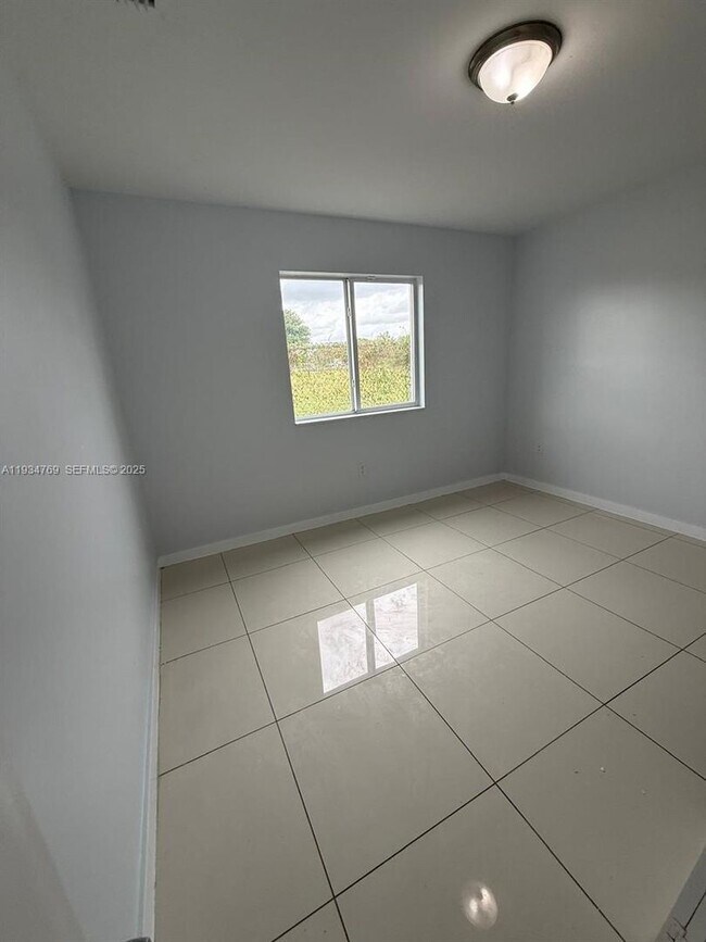 Foto del edificio - 2121 NW 72nd St