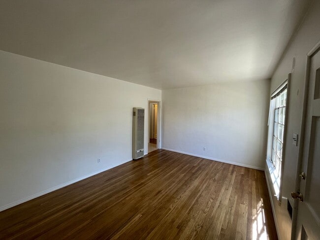 Building Photo - Charming Land Park 2/1 Apartment
