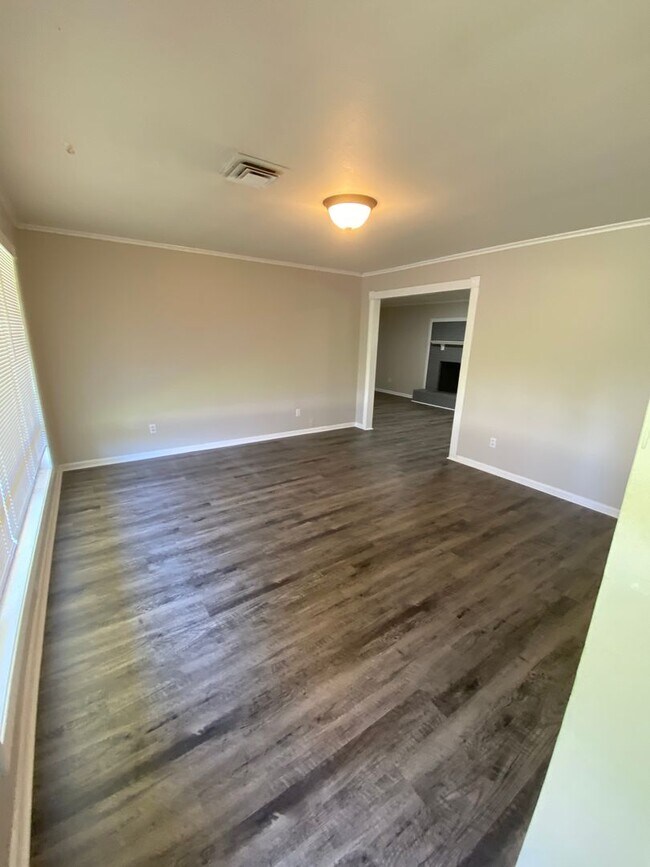 Building Photo - 702 Vassar Dr
