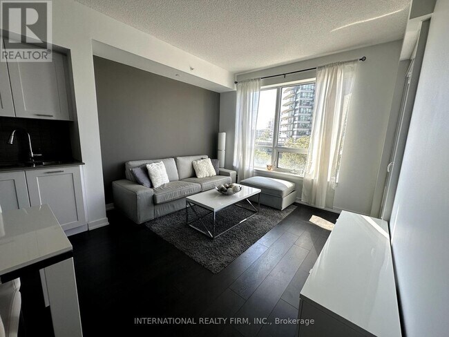 Photo du bâtiment - 2212-2212 Lake Shore Blvd W