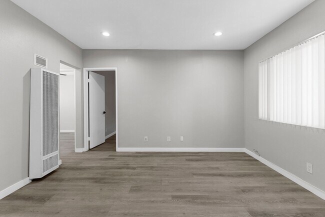 Foto del edificio - 113-201 South Lillie Avenue