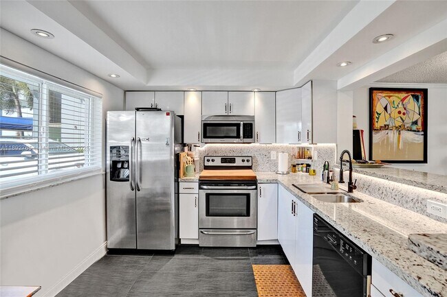 Foto del edificio - 4000 NE 170th St