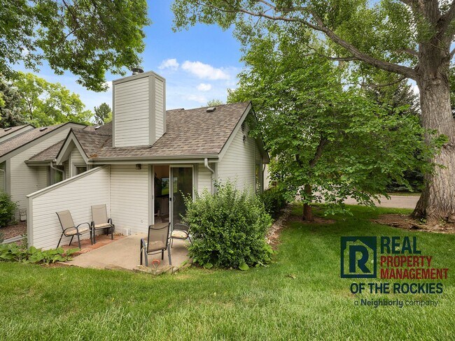 Building Photo - Bright and Updated Townhouse with Finished...
