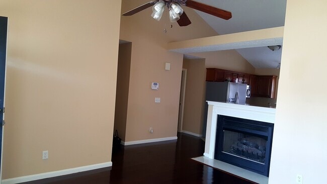 Building Photo - One LEVEL Home for Lease  3 Bedroom 2 FULL...