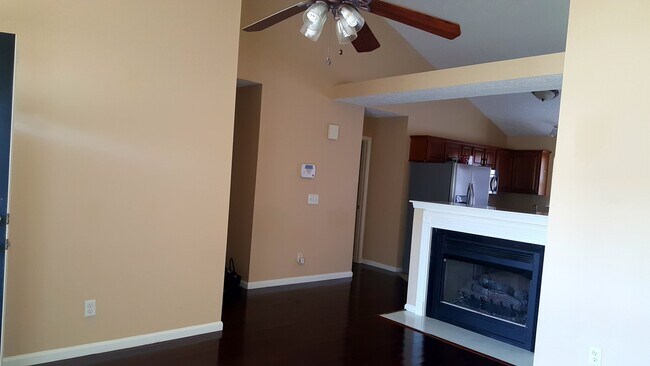 Foto del edificio - One LEVEL Home for Lease  3 Bedroom 2 FULL...