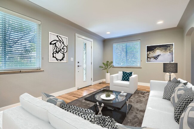 4 Bed, 2 Bath Duplex – Bright, Stylish, Mo... - 4 Bed, 2 Bath Duplex – Bright, Stylish, Mo... House