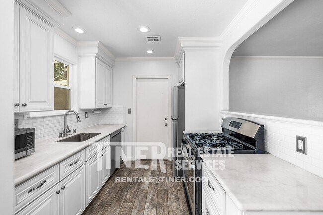 Building Photo - Darling West Sacramento Cottage - Pet Nego...
