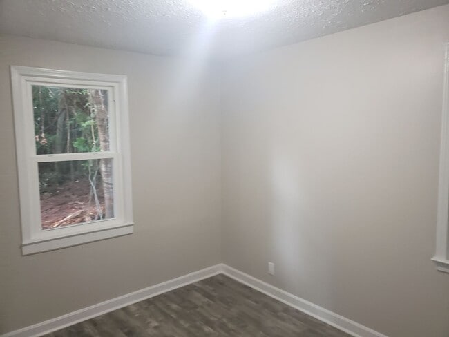 Foto del edificio - NEWLY RENOVATED 2 BEDROOM 1 BATH UNIT IN A...