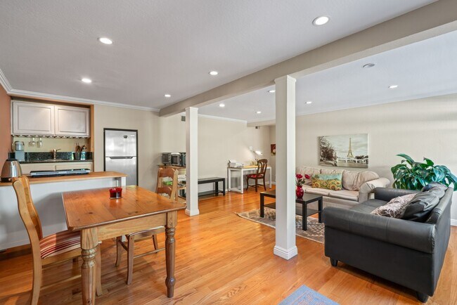 Foto del edificio - Spacious & Furnished Lower Flat in Prime B...
