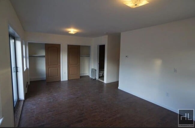 Foto del edificio - Huge Waterfront Mansion with upgraded inte...