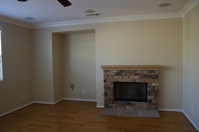 Building Photo - 15881 Paseo Del Sur