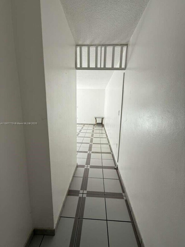 Building Photo - 2498 SW 17th Ave