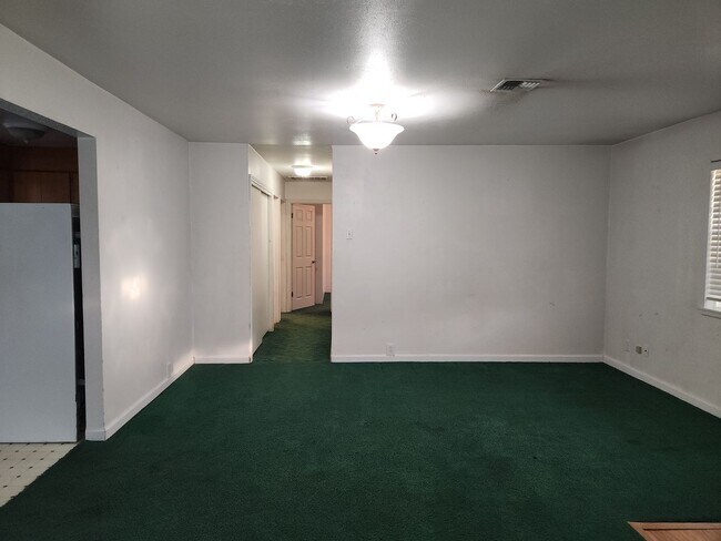 Building Photo - 3-bedroom 1 bath Single Level House