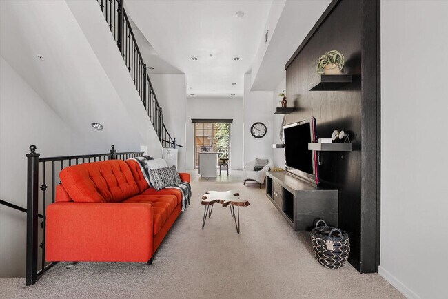 Foto del edificio - 421 W 6th St