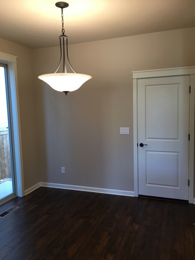 Building Photo - Gorgeous Newer Townhouse in NE Bend