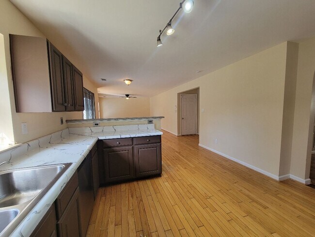 Foto del edificio - 4702 Ambridge Dr...Cul-De-Sac lot....Chast...