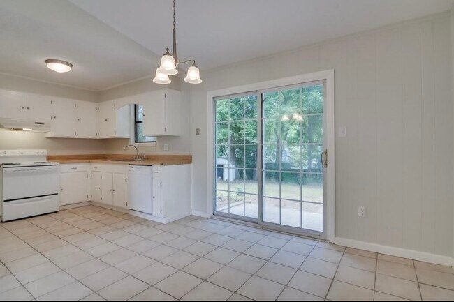 Kitchen - 142 W Lynne Dr