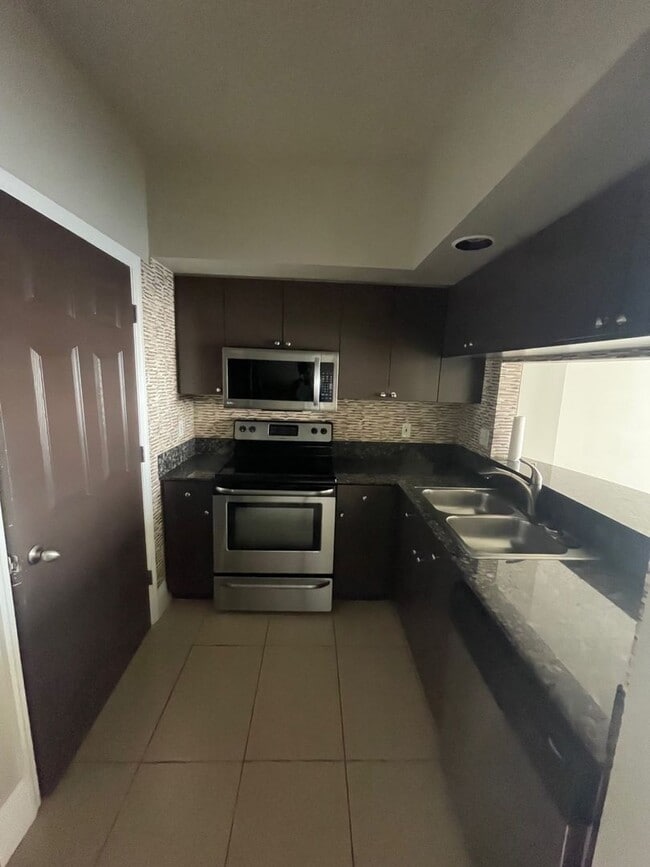 Building Photo - You have to see this View!  3 bedroom 2 bath condo @ The Waverly!