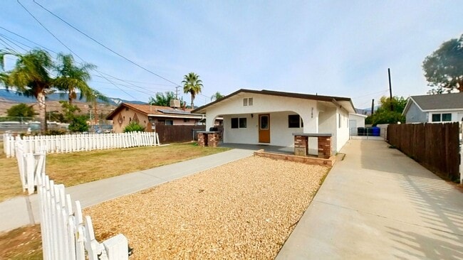 Building Photo - Nicely updated 2 bedroom, 1 bath home!