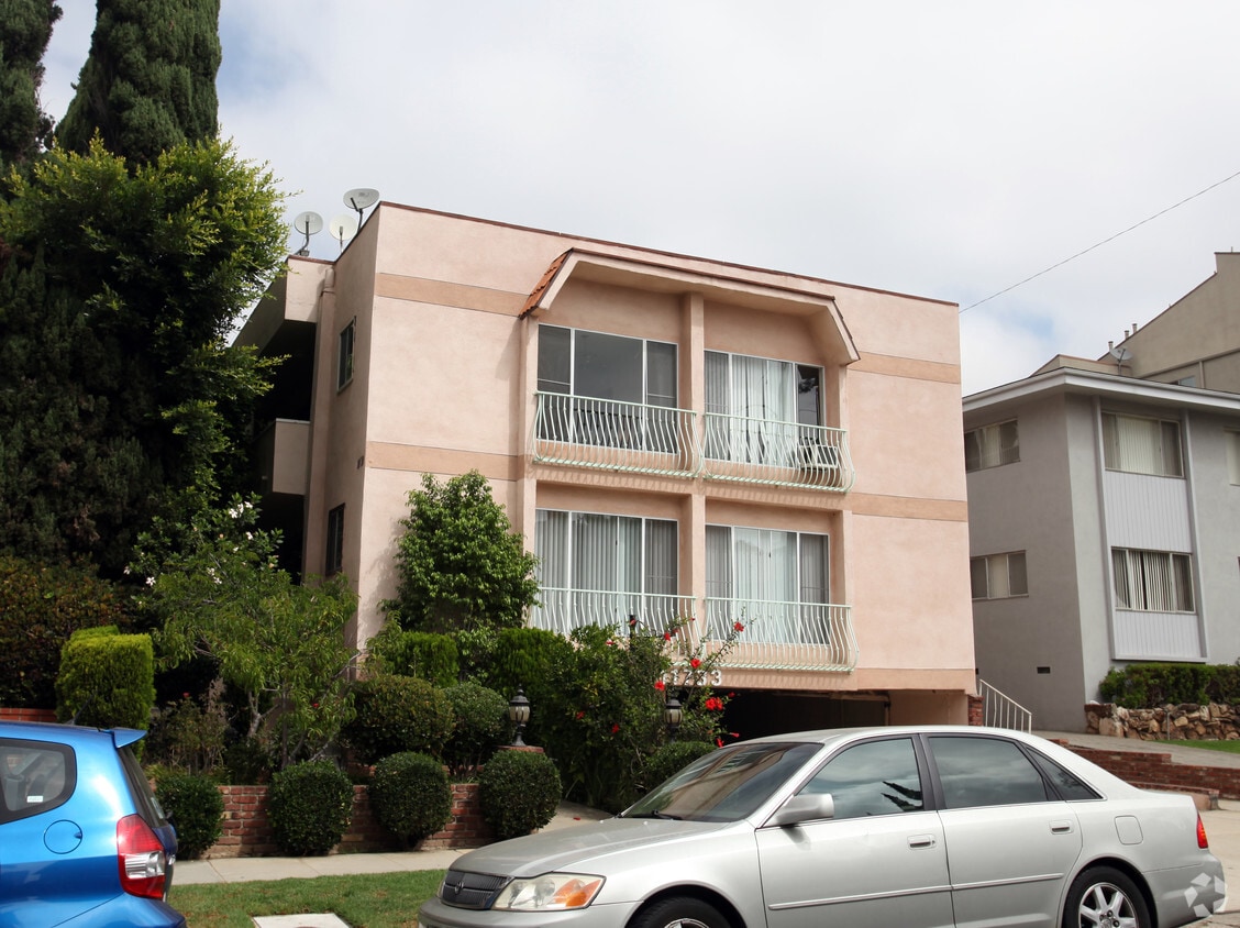 Building Photo - Jewel box in the heart of Brentwood. Walkers paradise. Extra large remodeled units with many amen...