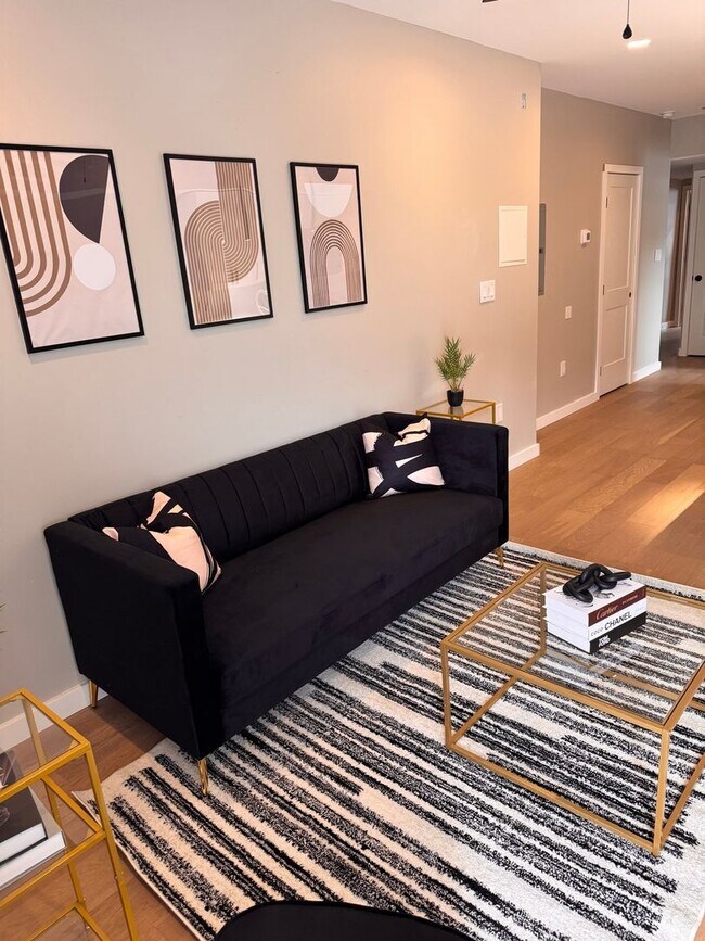Foto del edificio - Newly Renovated FULLY FURNISHED LUXURY Apt...