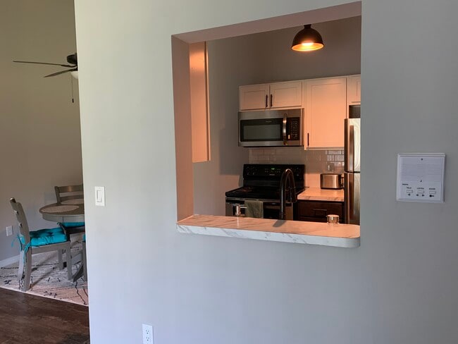 Building Photo - 3345 Sandhurst Dr