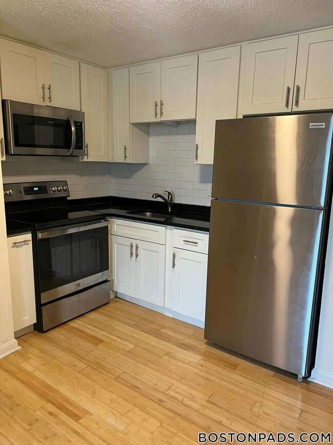 Building Photo - 357 Main St