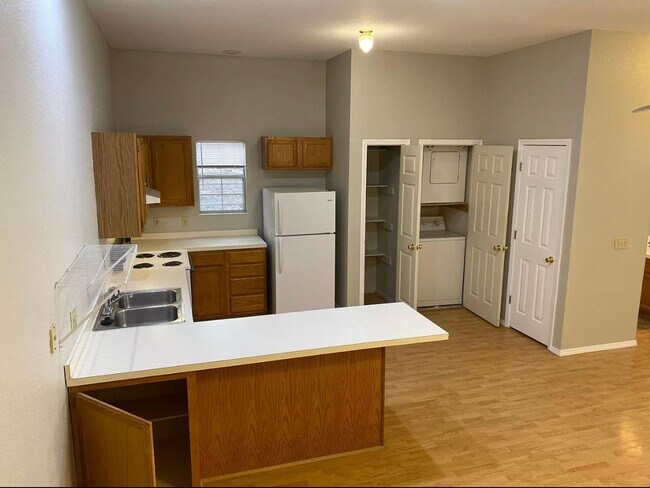 Building Photo - Available Now! 1 Bedroom, 1 Bathroom groun...