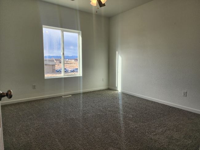 Foto del edificio - 710 E Hahns Peak Ave