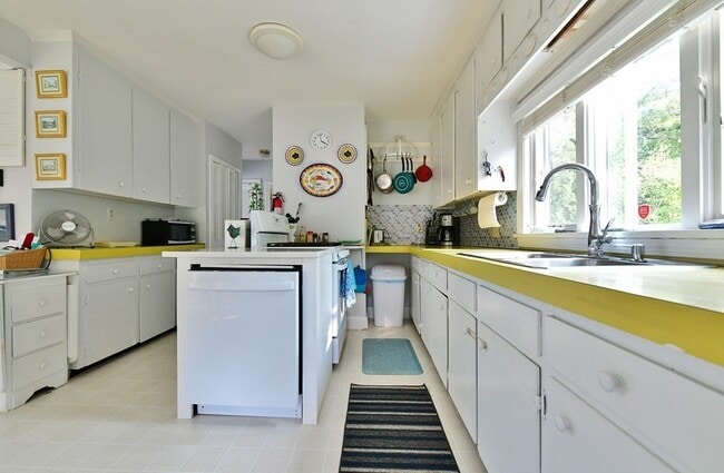 Building Photo - 208 Standish Rd