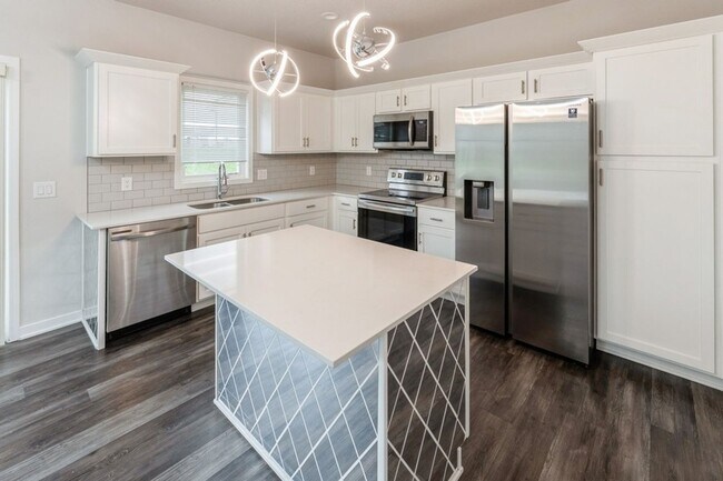 Foto del edificio - PERFECT LOCATION!!  3 Bedroom, 2.5 Bathroom Home in Urbandale!