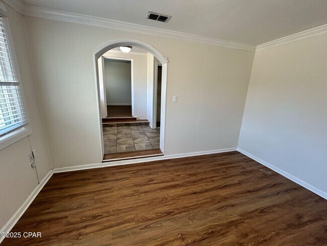 Building Photo - 427 S Macarthur Ave