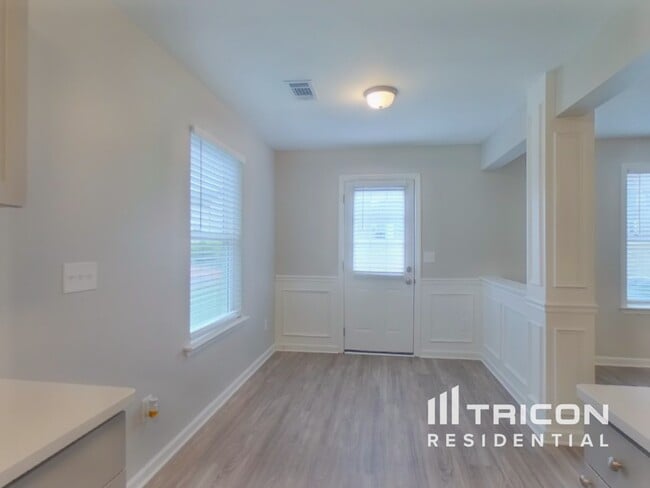 Foto del edificio - 149 Hidden Lakes Rd