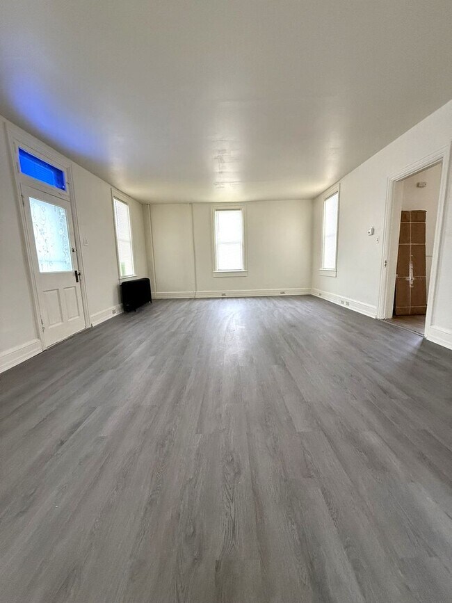 Foto del edificio - 704 W Main St