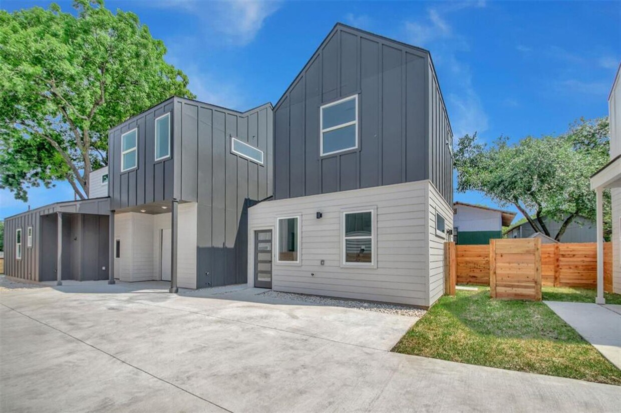 Building Photo - 7603 Carver Ave