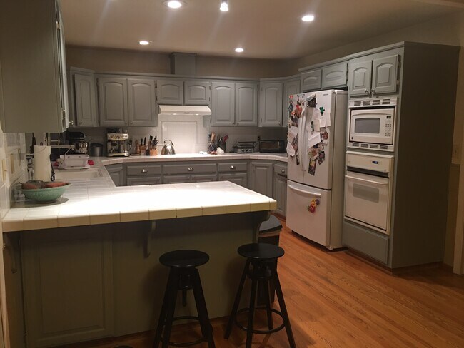 KITCHEN - 6101 Fairlane Dr