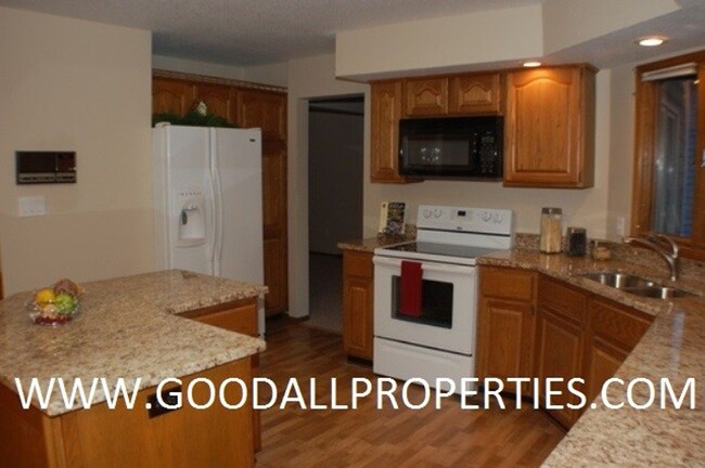 Foto del edificio - Executive 4 Bedroom Home in West Des Moine...