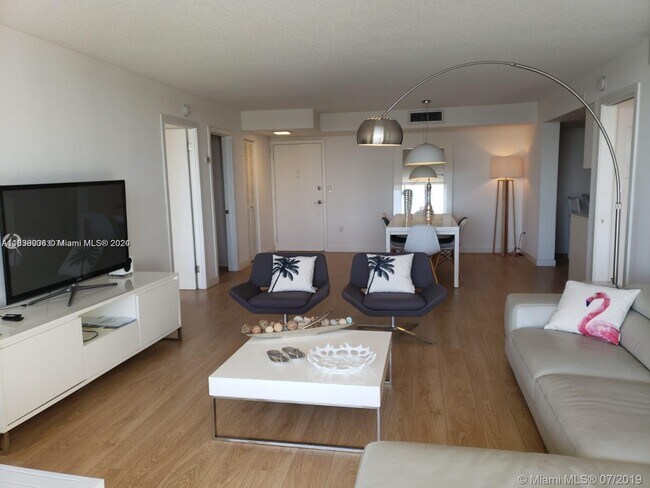 Building Photo - 9250 W Bay Harbor Dr