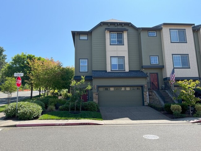 Building Photo - Spacious 3Bd Townhome with Private Yard, 2...