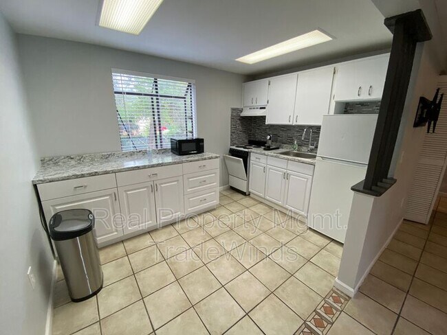 Foto del edificio - 2166 Bradford St