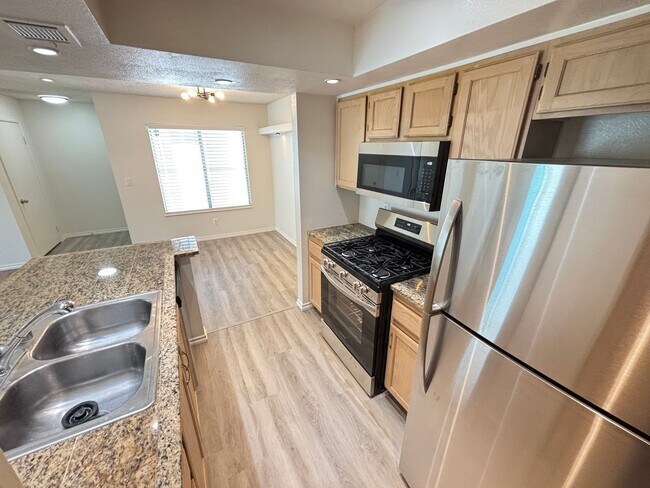 Building Photo - Beautiful 2Bed/2Bath 2nd floor condo located in the Highgate Condos gated community In Summerlin
