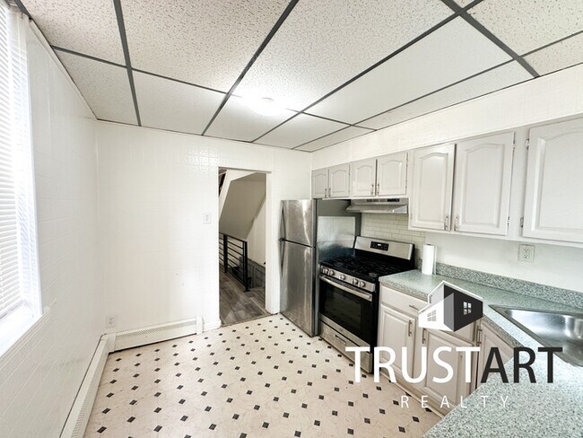 Foto del edificio - 3 bedroom house/ semi finished basement/ba...