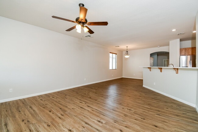 Building Photo - 1062 E Nickleback St