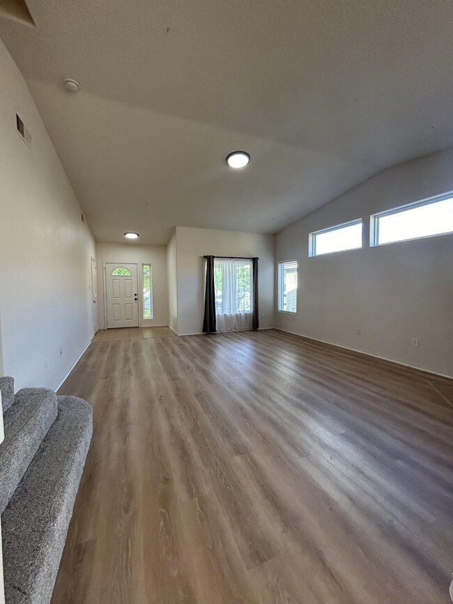Building Photo - 6120 Loro Ave NW
