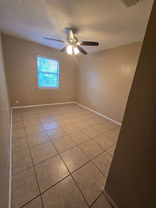 Foto principal - "Charming 3-Bed, 2-Bath Duplex Retreat in ...