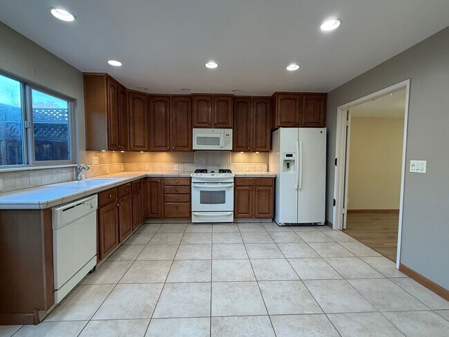 Foto del edificio - Updated 4 Bedroom, 2.5 Bathroom Townhouse in North San Jose