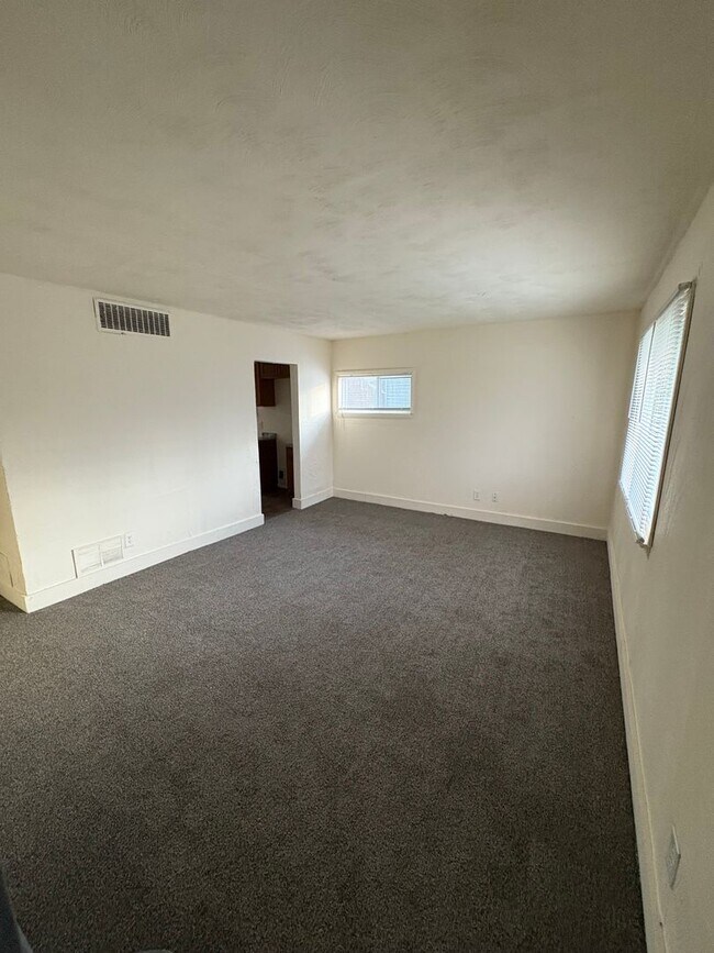 Foto del edificio - Spacious 4 Bedroom, 1 Bathroom Single Family Home