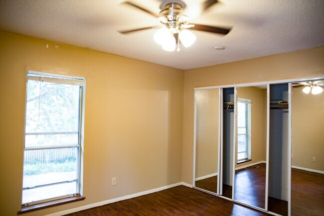 Building Photo - 3 Bedroom Town-home Unit Close by The U of M! Available September 2026